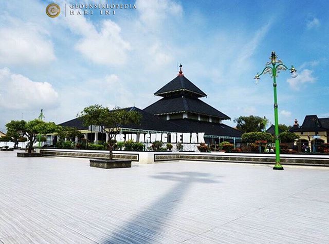 Atap Tumpang Tiga pada Masjid-Masjid di Jawa: Bentuk Filosofi Mendalam terhadap Umat Akhir Jaman